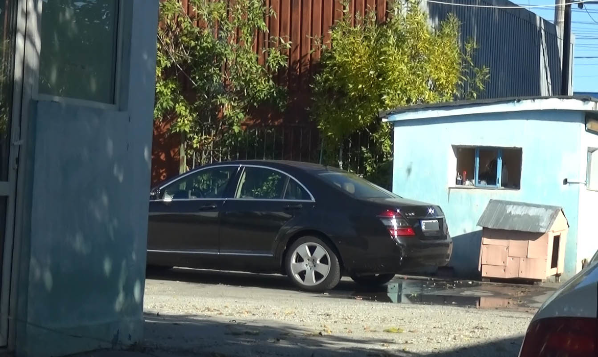 Mercedes-ul clasa S al Narcisei, parcat în incinta service-ului Ciclop