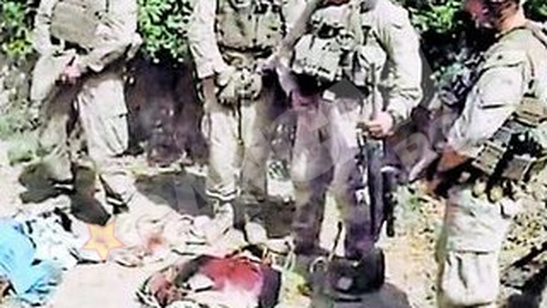 Ce mai fac soldatii americani. Se usureaza pe cadavrele talibanilor