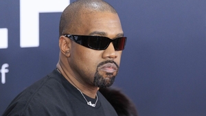 Kanye West are din ce în ce mai multe probleme. A fost dat în judecată și afacerea lui a primit o lovitura grea