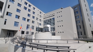O grefieră s-a aruncat de la etajul 2 al Parchetului Curții de Apel Iași. Femeia a lăsat un bilet de adio