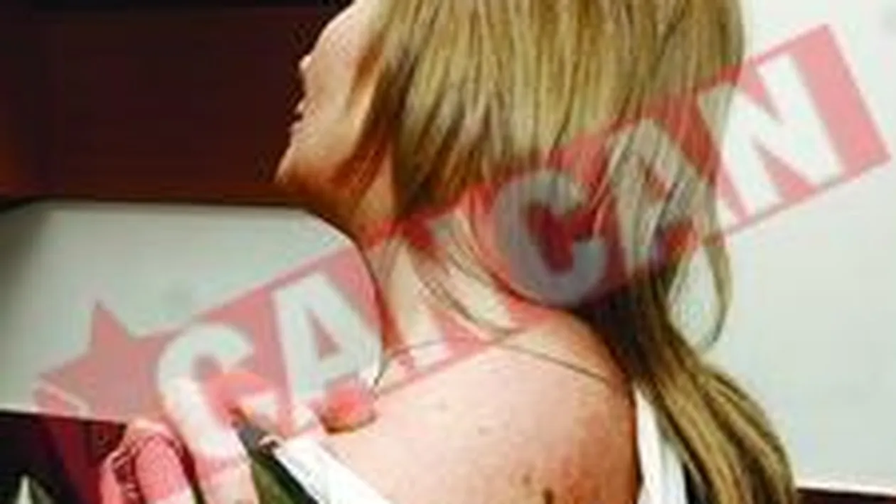 M-a strans de gat si m-a izbit de frigider!