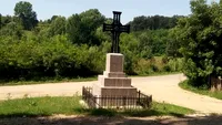 Monument ridicat în cinstea... asfaltării, într-un sat din Dolj unde nu există asfalt