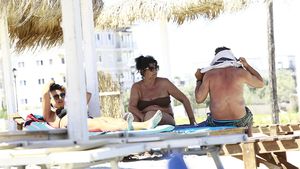 Nu mişcă nimic fără el! Bănică Jr. i-a pus Laviniei ”bodyguarzi” la plajă! 