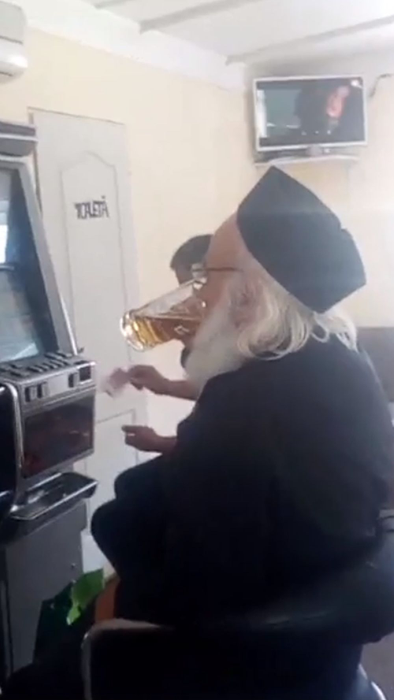 Preotul a fost filmat în interiorul unui bar, la păcănele