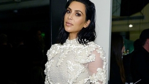 KIM KARDASHIAN a devenit din nou senzaţia internetului, după ce un bărbat s-a izbit de ea, în mod accidental. Expresia feţei sale spune totul