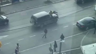 Biciclist dus pe capota mașinii, la secția de poliție. El s-ar fi luat la bătaie cu un șofer