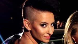 Giulia Anghelescu, schimbare radicala de look! Uite-o intr-o tinuta extrem de provocatoare, cu parul scurt, inconjurata de barbati