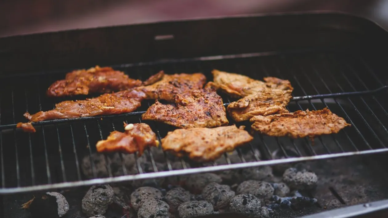 Grătarul în fața blocului te poate costa scump. Amenzile ajung până la 5.000 lei