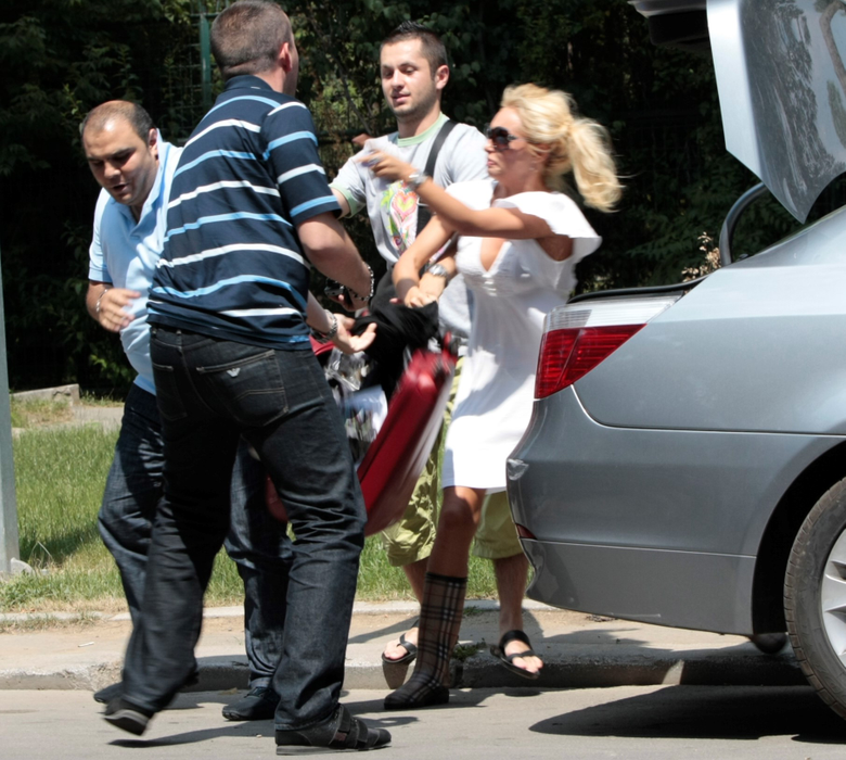 Daniela Crudu nu e singura! Încă o vedetă de la noi, ruptă cu bătaia de iubit