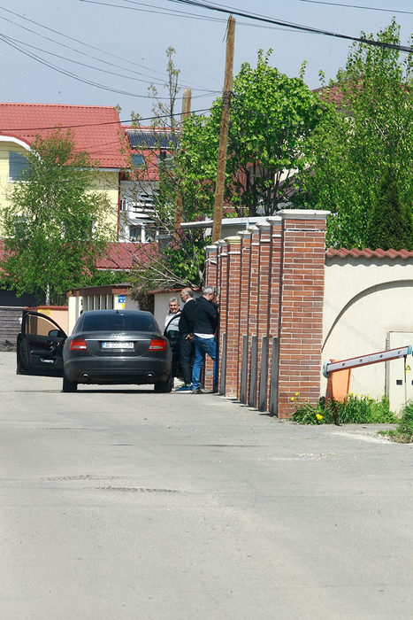 Şumudică intră în curte pentru a lăsa căţelul