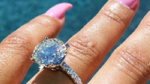 I-a oferit un inel cu un diamant imens, iar ea a spus ”DA”! Un cuplu celebru s-a logodit