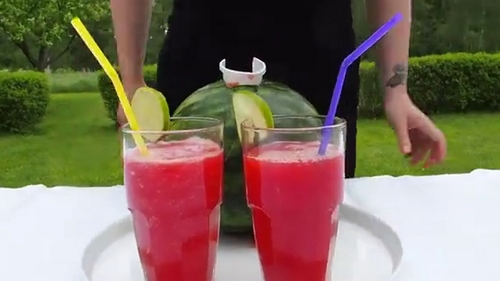 Video! Nu o sa iti vina sa crezi cum iti faci cea mai tare bautura dintr-un pepene!