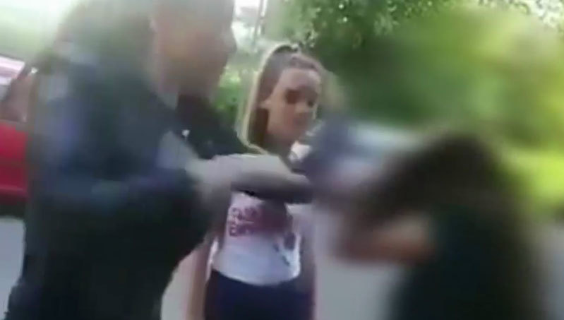 Fata este luată la pumni de colega sa
