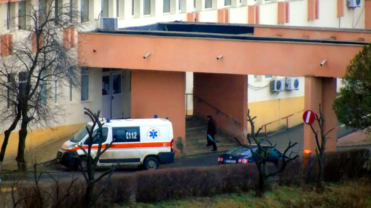 Imaginile neputinței la Piatra Neamț. Pacienți tratați afară, probele de sânge și urină, recoltate tot în curtea spitalului. VIDEO