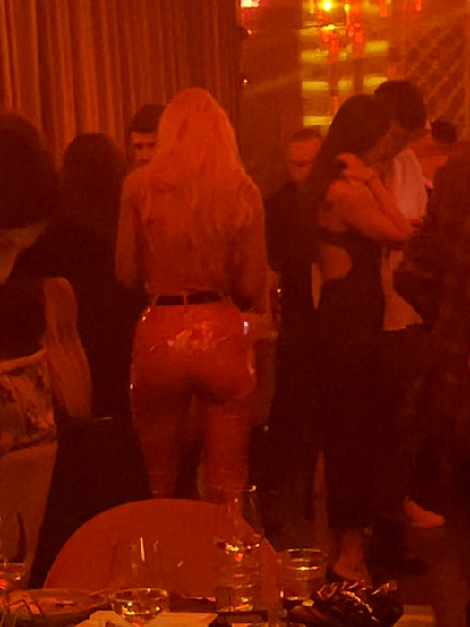 Ema Uta e îmbrăcată într-o salopetă roșie, din latex (Foto: CANCAN.RO)