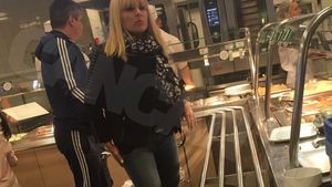 Un coleg de partid a invitat-o la un prânz mai atipic pe Elena Udrea! A scos-o în oraş la… ”Împinge tava”!