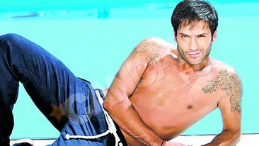 Radu Valcan nu agreeaza litoralul romanesc! Isi etaleaza muschii la piscina