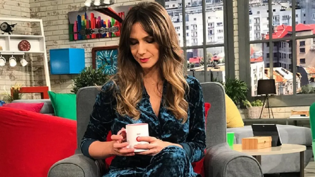 FOTO / Când Adela Popescu nu era acasă, mama ei şi-a făcut de cap. Prezentatoarea NU s-a putut abţine şi a comentat gestul în direct, la TV