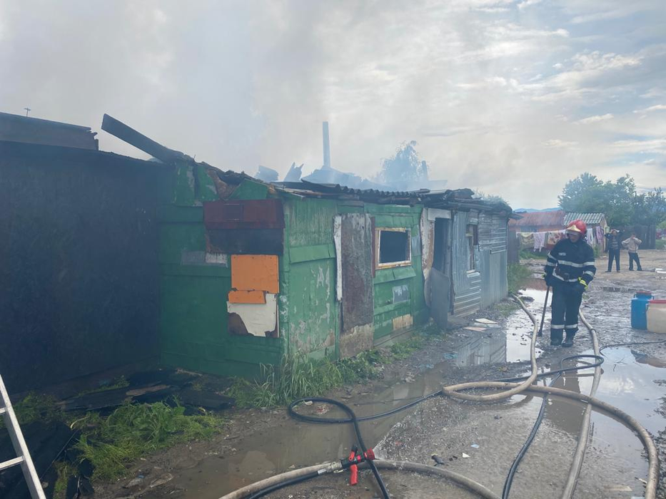 Tragedie. O familie din Moinești se zbate între viață și moarte, în urma unui incendiu care le-a ars casa și toată averea.