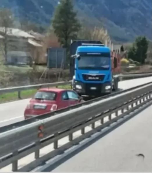 Sara, o șoferiță de TIR de 36 de ani, a devenit eroină pe autostradă./ sursă foto: instagram