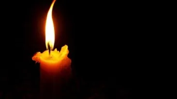 Fetița care a căzut de la etaj, pe geamul școlii a murit