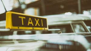 Au venit în vacanță în România, dar și-au uitat geanta cu acte și bani în taxi. Nu le-au venit să creadă ce a făcut șoferul a doua zi