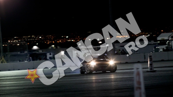 VIDEO Un "nebun" al curselor de masini aproape a distrus cauciucurile unui Jaguar la drift-uri, in parcare!