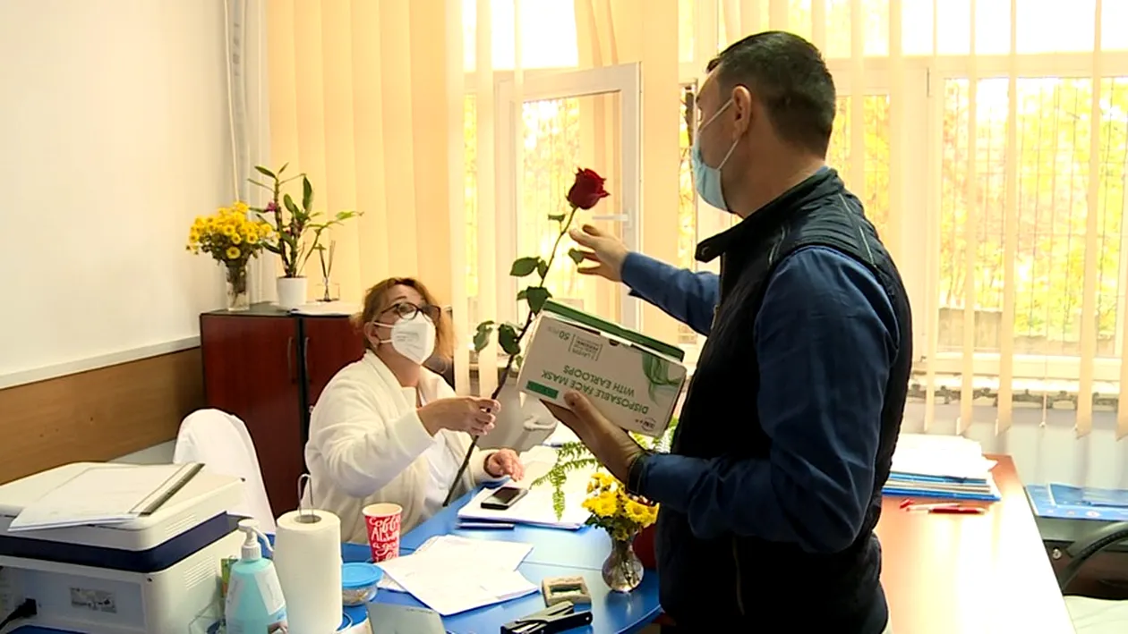 Surpriză la Spitalul de Urgență Craiova! Cadrele medicale din prima linie au primit flori