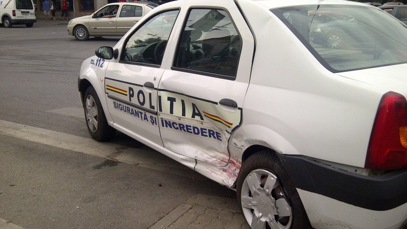 Mașină a Poliției, implicată într-un accident. Care este bilanțul victimelor