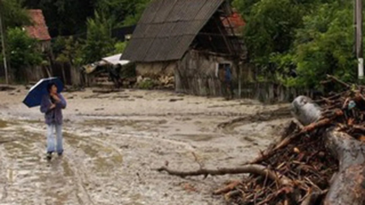 Zeci de case, inundate din cauza ploilor, la Galati