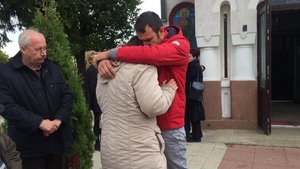 Ștefan, băiețelul mort la câteva ore după operație, condus astăzi pe ultimul drum. Cu durere în suflet, părinții și-au îngropat copilul. Primele imagini de la înmormântare
