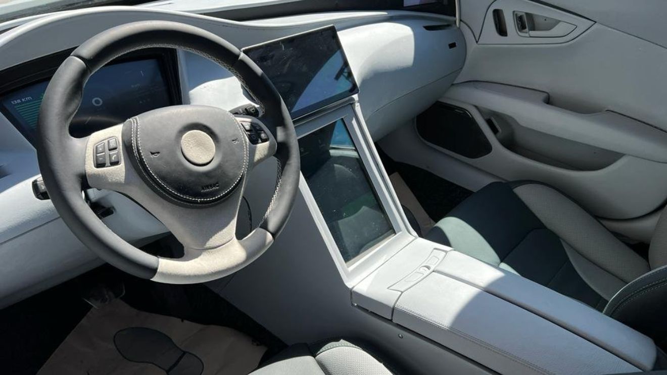 Prototipul mașinii electrice făcute la Cluj a fost scos pe stradă. Cum arată bijuteria creată în România