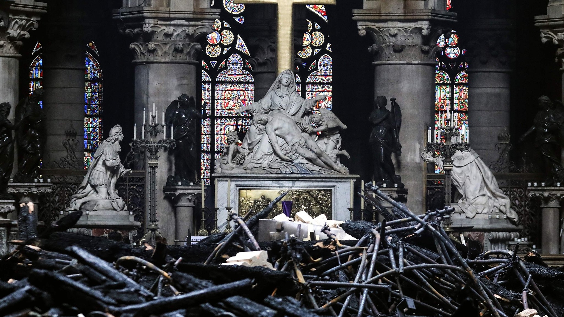 Gestul care a emoționat o lume întreagă! O fetiță de 9 ani a donat bani pentru Notre Dame