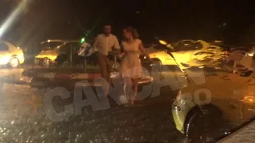 Imagini fabuloase la iesirea din cluburile de fite din Mamaia. Si-au abandonat pantofii cu toc si au alergat prin ploaie!