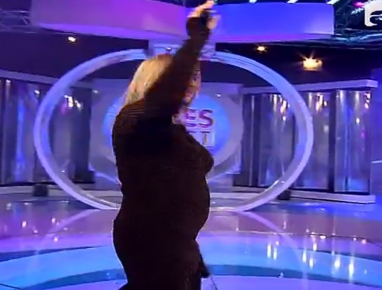 Carmen Şerban şi-a etalat burta de ”gravidă” la TV! Rochia mulată a scos în evidenţă formele bine conturate