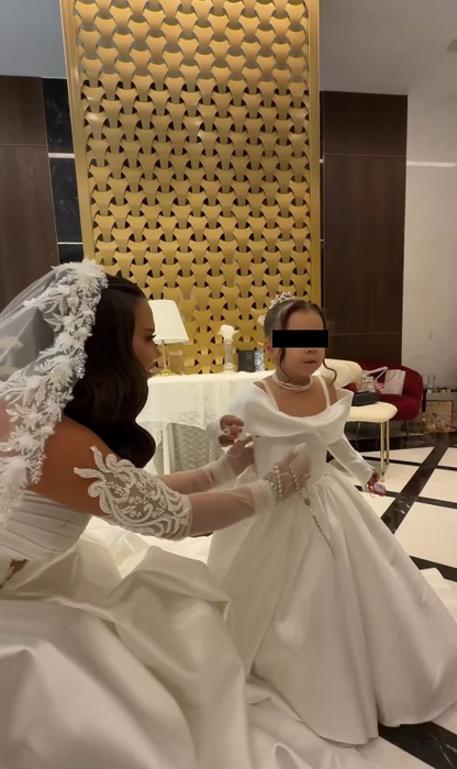 Cum a reacționat Kim, fiica Andrei Volos, când și-a văzut mama în rochie de mireasă! Cele două au avut ținute asemănătoare