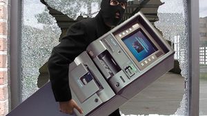 Poliția Capitalei: Peste 350.000 de lei au fost furați din bancomatul aruncat în aer luni dimineața