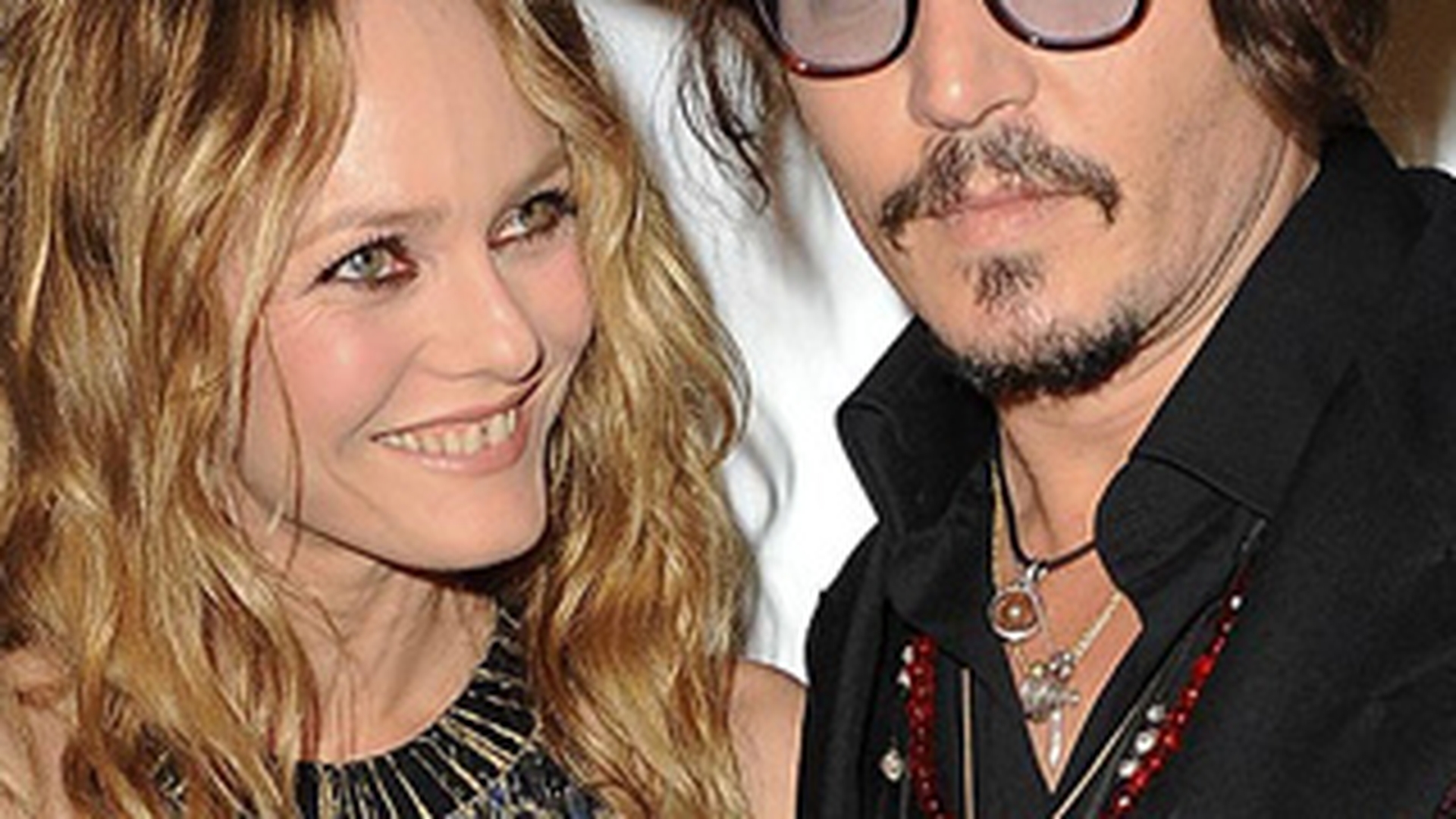 A inselat-o, a dezamagit-o, dar mai vrea unul ca el! Vanessa Paradis isi cauta iubit care sa semene cu Johnny Depp