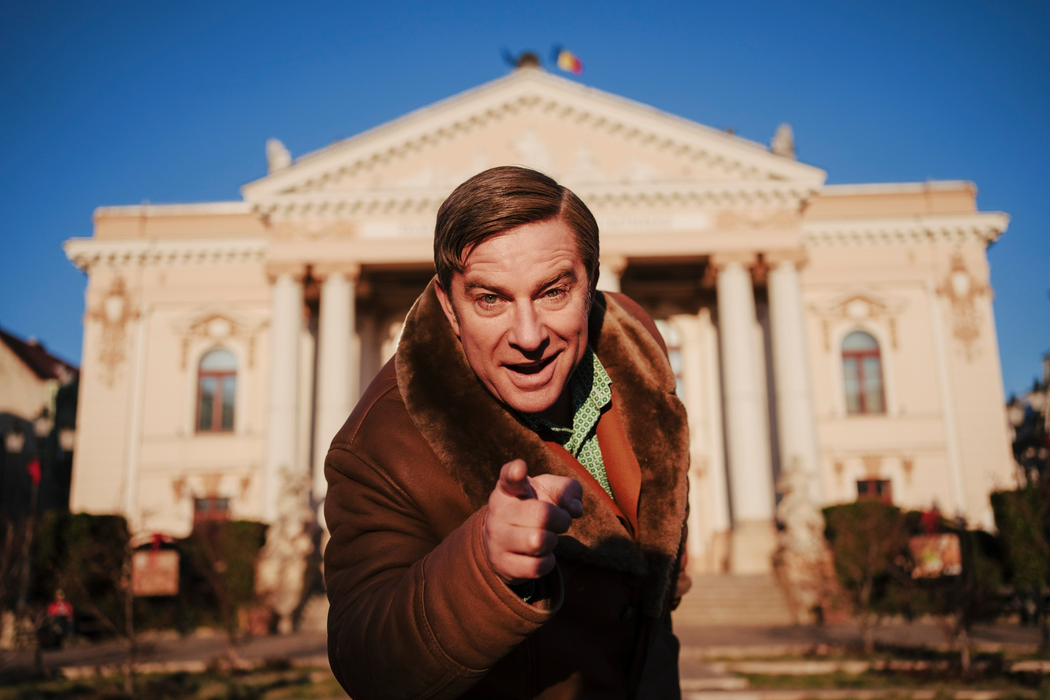 Recunoști vedeta din imagine?! Astăzi e unul dintre cei mai cunoscuți prezentatori TV