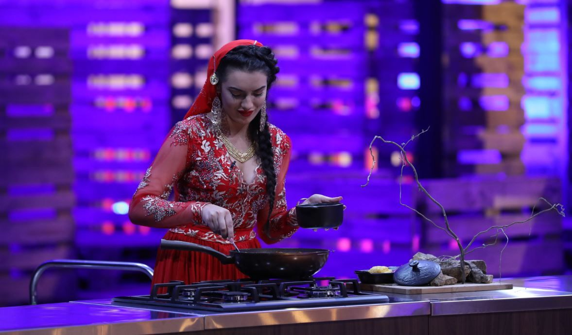 Vă amintiți de Narcisa Stănescu? Tânăra de etnie romă are șanse la marele premiu de la “MasterChef”