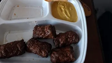 Fraților, ăștia au tăiat micul pe din două!. Câți lei a plătit un turist pentru 5 jumătăți de mic, la preț de mici întregi, într-un restaurant din Rarău