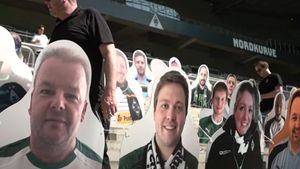 Imagini inedite din singurul campionat intern de fotbal care se mai ține în timpul pandemiei. Pentru ce au ajuns să plătească fanii. VIDEO