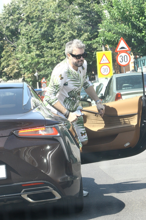 Cătălin Botezatu, surprins în ofsaid pe străzile din Capitală