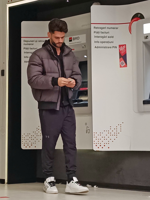 Edward Sanda a depus niște bani la bancomat