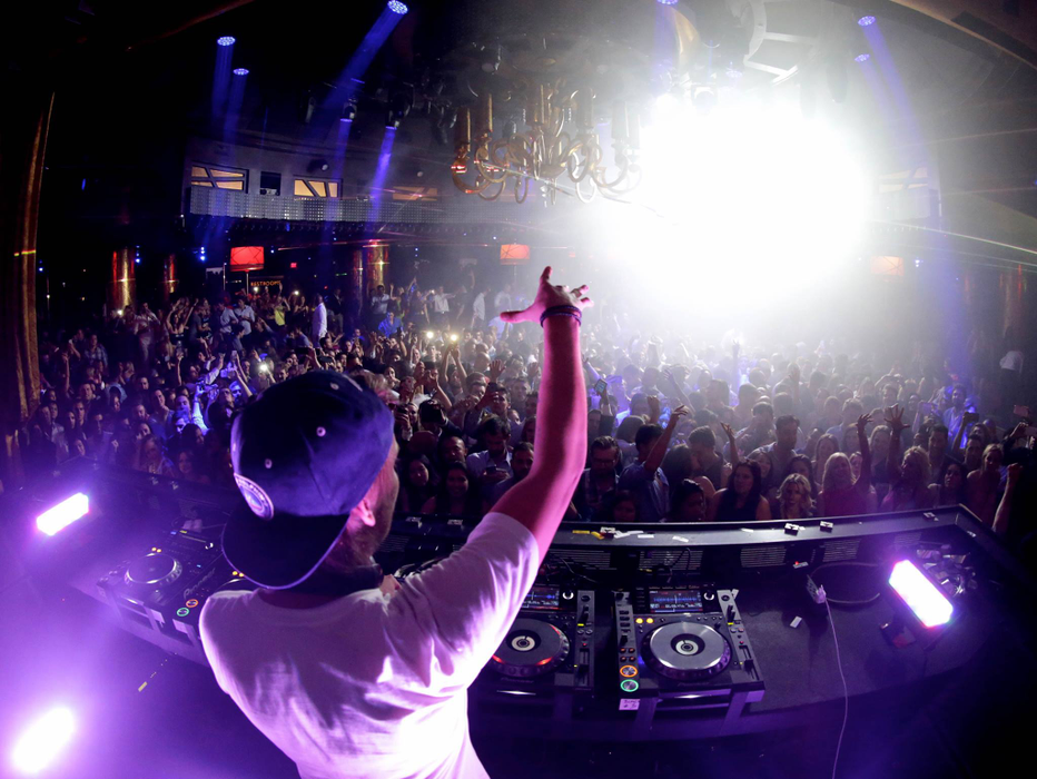 Un video cu Avicii înainte să moară a făcut înconjurul lumii! Dj-ul abia putea să-și țină ochii deschiși