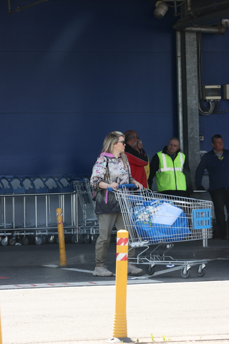 Gina Pistol a ”preluat” un cărucior și e gata de atac (Foto: CANCAN.RO)