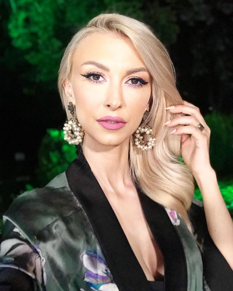 Andreea Bălan, prima apariţie la un eveniment monden după ce a fost la un pas de moarte. Cum arată vedeta