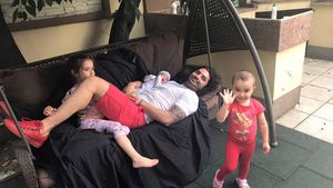 Imagini emoţionante cu Pepe, în braţe cu nou-născutul ”adoptat”. ”Sunt bogat şi fericit alături de copiii mei !!! ”