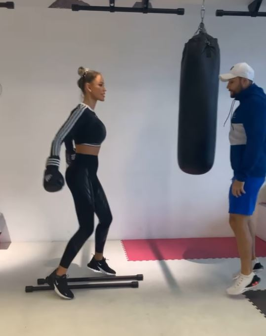 Bianca Drăgușanu, “la vânătoarea” bradului perfect de Crăciun: “Este în mare trend să ai brazi artificiali”. Ce culoare își dorește fiica ei să aibă pomul | FOTO