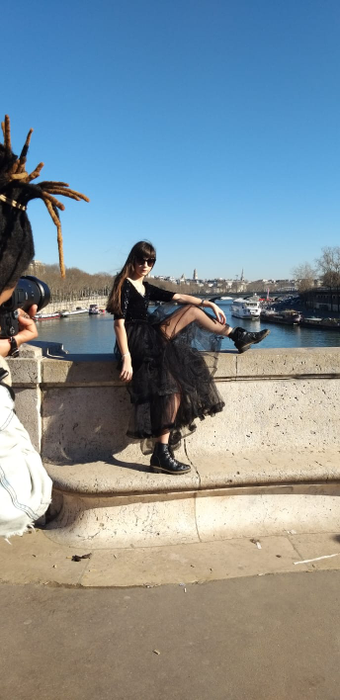 Raisandra a strălucit pe catwalk-ul de la Paris în creațiile unor designeri români! Imagini de colecție cu talentata cântăreață